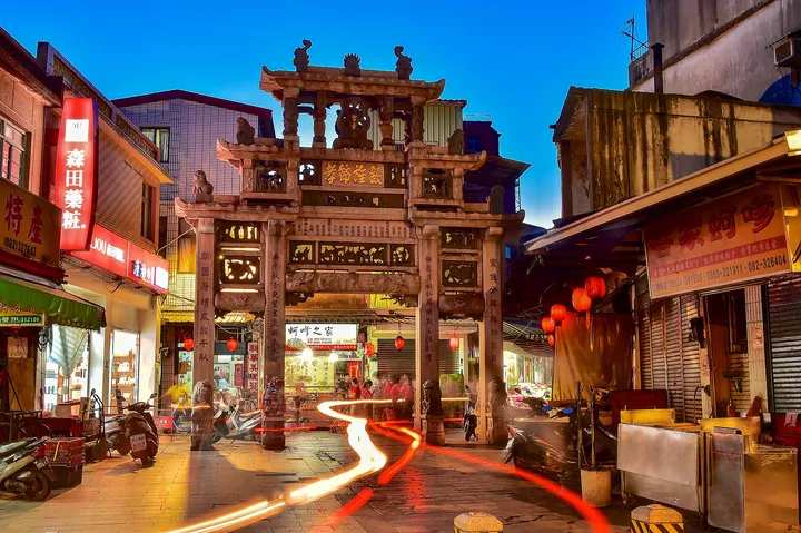 入夜後的邱良功母節孝坊實景